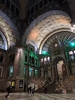 Westybul dworca Antwerpia Centralna nocą