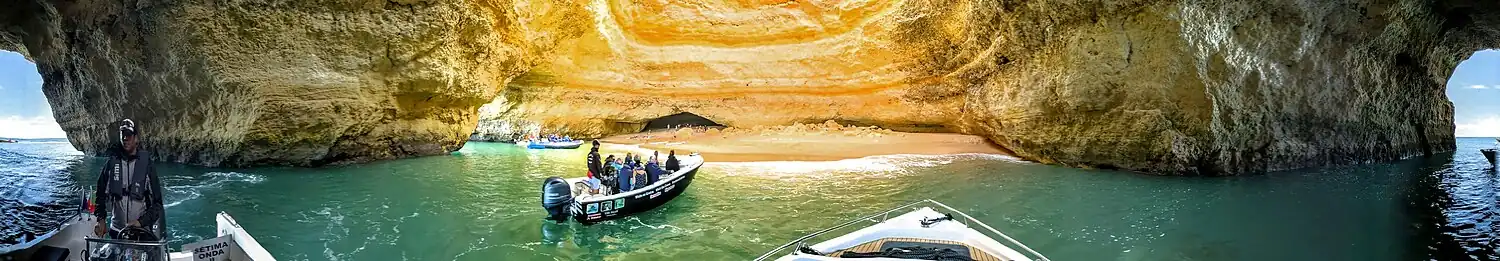 Panorama wnętrza jaskini w Benagil. Wnętrze jest oświetlane przez otwór w sklepieniu