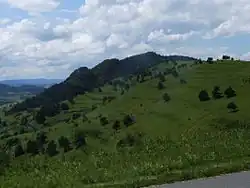 Grzbiet Aksamitki od wschodniej strony, z tyłu Płaśnie