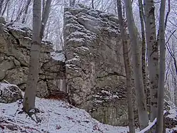 Bezimienna skała z oknem skalnym