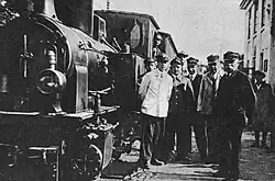 Grupa kolejarzy na stacji kolei wąskotorowej Jabłonna - Karczew, Otwock 1932r.