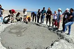 Grupa turystów przy głównym kraterze wulkanu błotnego Daşgil w rejonie Qobustan