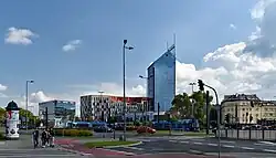 Rondo Grzegórzeckiewidok z ul. Grzegórzeckiejza nim biurowiec K-1 (Błękitek)