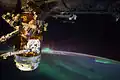 Canadarm2 wysuwa platformę z ładowni niehermetycznej Kounotori 5