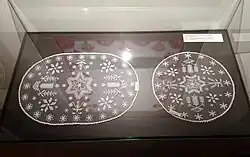 Haft na tiulu, fragment ekspozycji na wystawie „Hafciarka ręczna”, Muzeum Kultury Kurpiowskiej w Ostrołęce