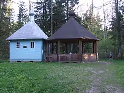 Kaplica z 1848 i wiata nad źródełkiem