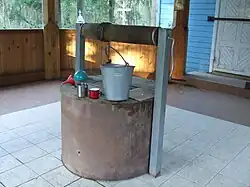 Studnia ze źródełkiem wewnątrz wiaty