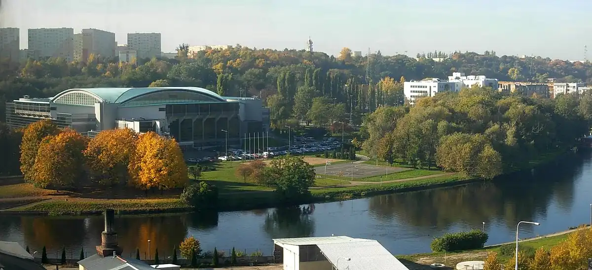 Hala Łuczniczka z otoczeniem (Brda, park Centralny, Zbocze Bydgoskie, w tle osiedle Wzgórze Wolności)