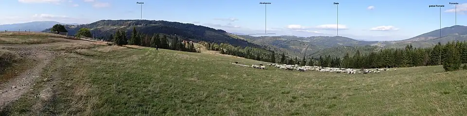 Panorama widokowa z Cukiernicy Niżnej. W głębi Prusów