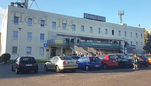 Hala wraz z hotelem 104