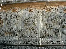 Przedstawienie Trimurti na ścianie hinduskiej świątyni Hojsaleśwar w Halebidu, Karnataka