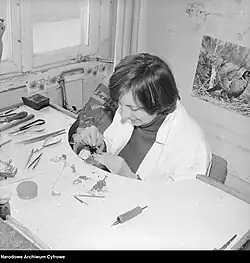 Halina Bandowicz podczas pracy jubilerskiej w zakładach Warmet