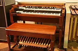 Zdjęcie z 2007 roku. Ograny Hammonda w studiu nagraniowym RCA Studio B w amerykańskim mieście Neszwil. Widoczne trzy klawiatury, w tym jedna nożna, która jest częściowo zakryta przez ławę, służącą do siadania przez osobę grającą. Po lewej stronie organów widoczny fragment wibrafonu.