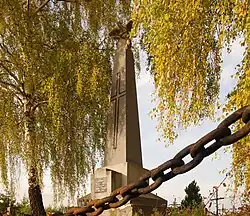 Pomnik ofiar II wojny światowej na cmentarzu