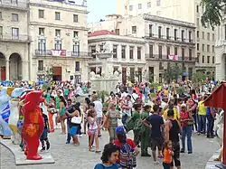 Wystawa „United Buddy Bears Show – Havanna 2015”. 128 niedźwiedzi stoi „ręka w rękę” na Plaza de San Francisco de Asís w historycznym centrum stolicy Kuby.