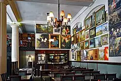 Główna sala ozdobiona obrazami „z epoki”