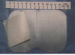 Ryc. 16. Proteza dwuczęściowa przygotowana z „ciężkiego” materiału do operacji przepukliny pachwinowej.