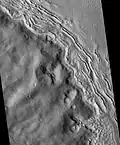Grzbiety Hecates Tholus sfotografowane przy pomocy HiRISE. Granie leżą na zachód-północny zachód od Hecates Tholus.
