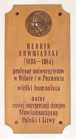 Tablica pamiątkowa przy auli im. prof. Henryka Łowmiańskiego (obecnie przeniesiona do Collegium Historicum na Morasku)