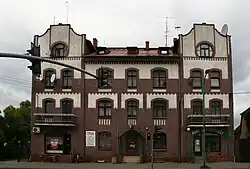 Jedna z kamienic w centrum miejscowości przy drodze Opole – Częstochowa