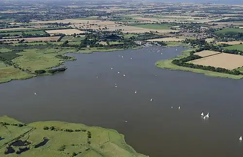 Widok na Hickling Broad, największą z torfianek w regionie