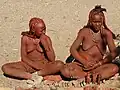 Kobiety Himba z włosami pokrytymi ochrą