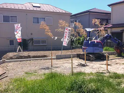 Himorogi ustawione przed budową domu