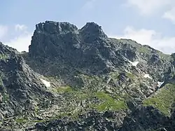 Widok z Doliny Hińczowej, widoczne okno skalne