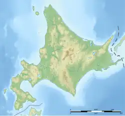 Mapa konturowa Hokkaido, po prawej znajduje się owalna plamka nieco zaostrzona i wystająca na lewo w swoim dolnym rogu z opisem „Abashiri”