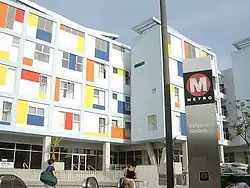 Wejście z ulicy na stację metra