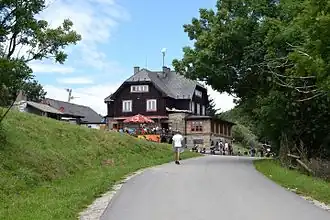 Droga dojazdowa od strony parkingu