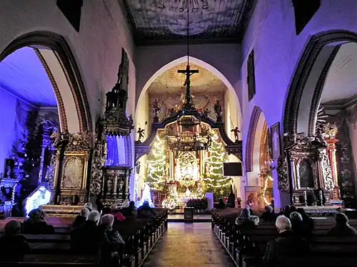 Wnętrze z ołtarzem