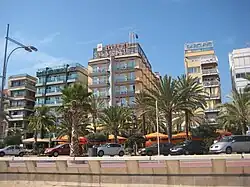 Typowe dla miasta wąskie fasady hoteli