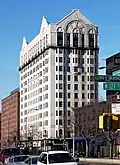 Gmach Hotelu Theresa na narożniku Adam Clayton Powell Jr. Boulevard i ulicy 125th Street