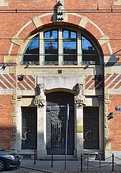 Portal wejściowy z rzeźbami Konstantego Laszczki.