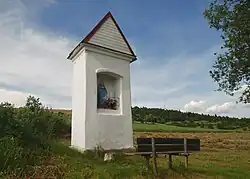 Kapliczka przydrożna we wschodniej części wsi