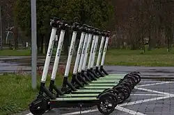 Hulajnogi elektryczna Blinkee na parkingu.