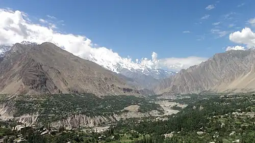 Widok z Fort Baltit w kierunku zachodnim, Nagir na lewym i Hunza na prawym brzegu rzeki Hunza