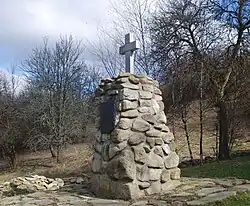 Pomnik przy kościele