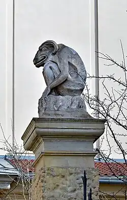 Chimera, rzeźba Henryka Kunzeka czuwająca nad zbiorami