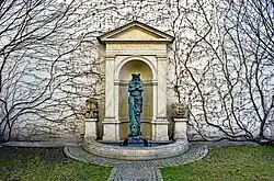 Morfeusz, rzeźba Teofili Certowicz przy wejściu do ogrodu Muzeum