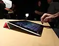 iPad 2 razem ze złożoną osłonką na ekran (Smart Cover)