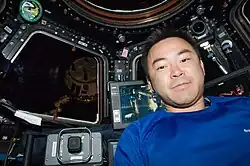 Akihiko Hoshide w module Cupola podczas manewru dokowania statku HTV-3