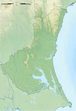 Mapa konturowa Ibaraki, na dole nieco na prawo znajduje się owalna plamka nieco zaostrzona i wystająca na lewo w swoim dolnym rogu z opisem „Kasumigaura”