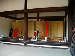 Przedmioty używane w trakcie intronizacji: łuk, strzały w kołczanie, miecz, włócznia, tarcze