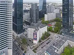 „Igrek” wśród wysokiej zabudowy Śródmieścia (2023). Widoczny wieżowiec Skysawa w miejscu budynku przy ul. Świętokrzyskiej 36