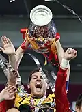 Iker Casillas wznoszący Puchar Henriego Delaunaya na trybunie Stadionu Olimpijskiego w Kijowie.