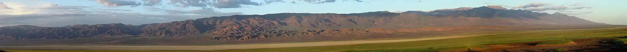 Panorama Ich Bogdyn nuruu od strony północnej (zrobiona w 2006 roku, kiedy jezioro Orog nuur było wyschnięte)