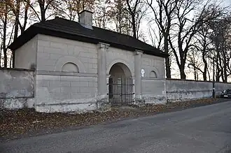 Budynek bramny cmentarza z XIX w.