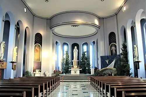 Wnętrze z ołtarzem